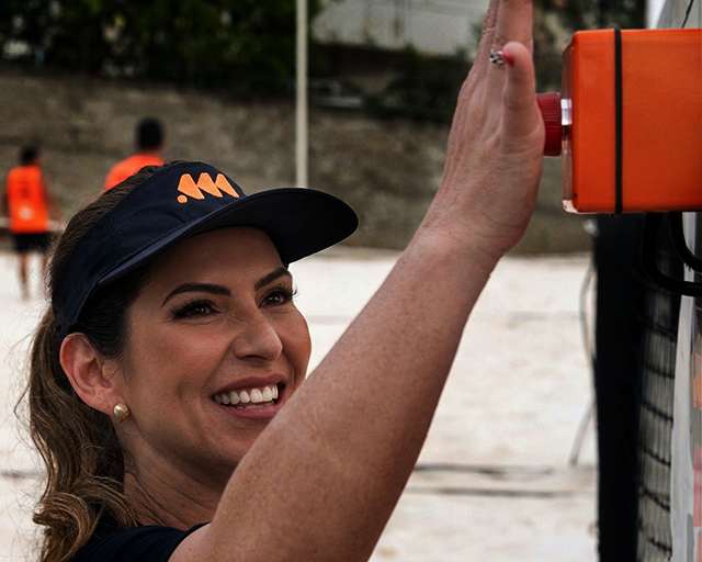 Atleta aperta o botão da FilmaEu na quadra
